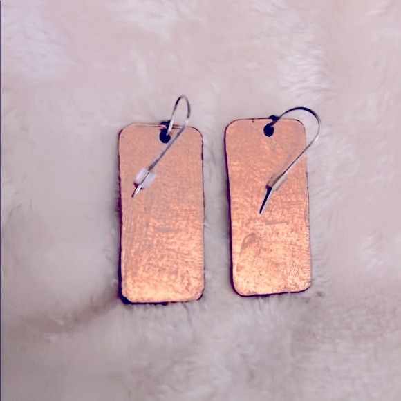 LIKE NEW! 🤠 VTG RUSTIC 2-D HAMMERED COPPER GUN PISTOL DANGLE FISH-HOOK EARRINGS - Picture 4 of 7